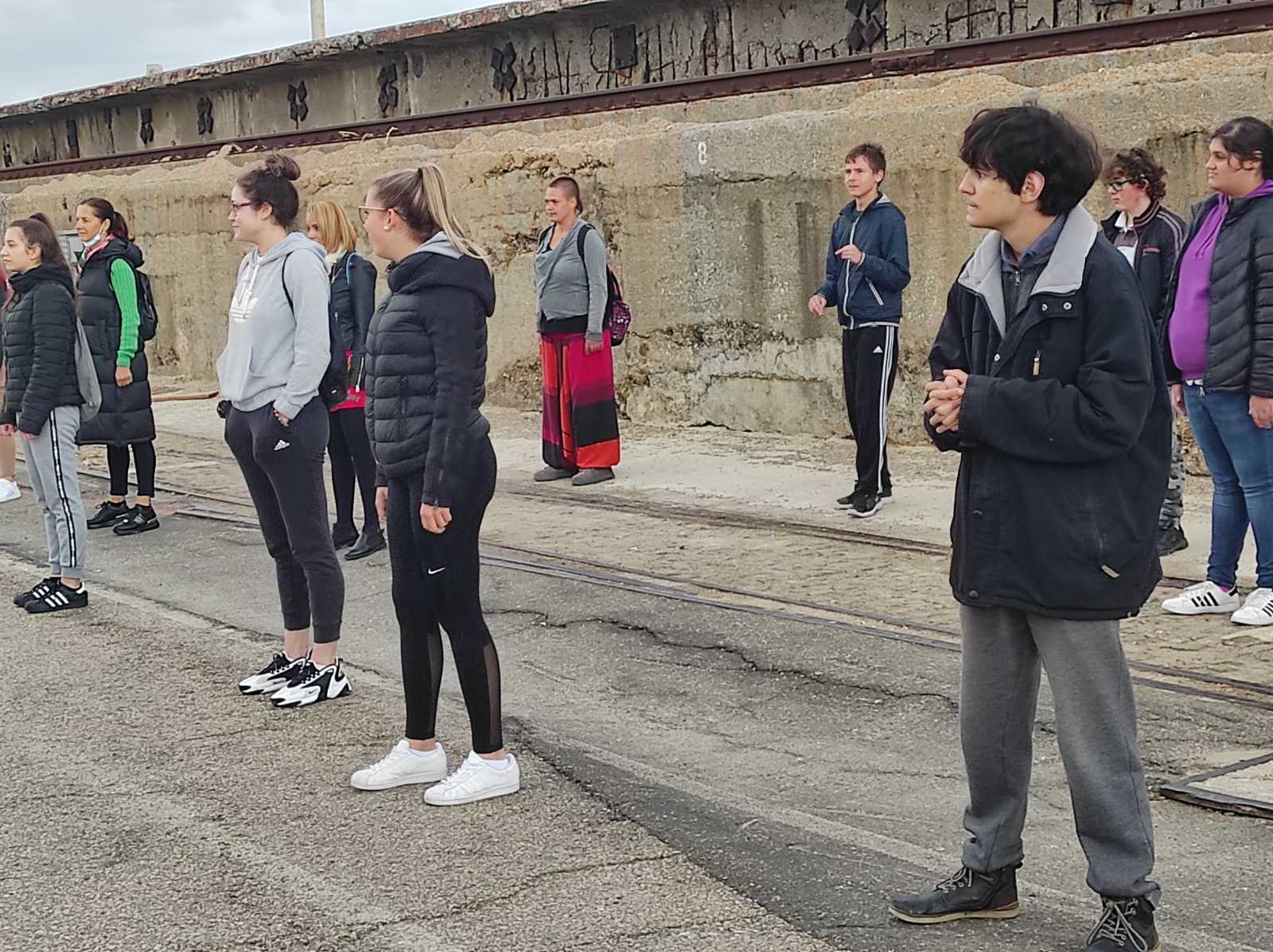 uenici i asistenti vjebaju na Molo longu